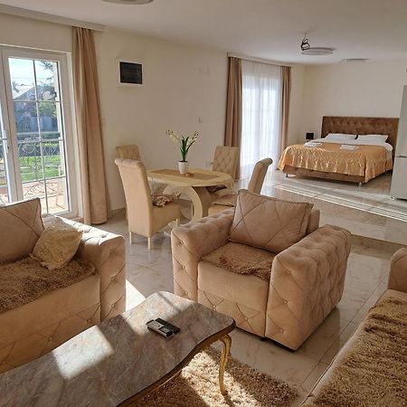 Dina Lux Apartman 雅戈丁那 外观 照片